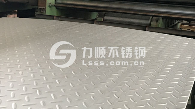 热轧304花纹板,扁豆型花纹板,整平后表面平整度好